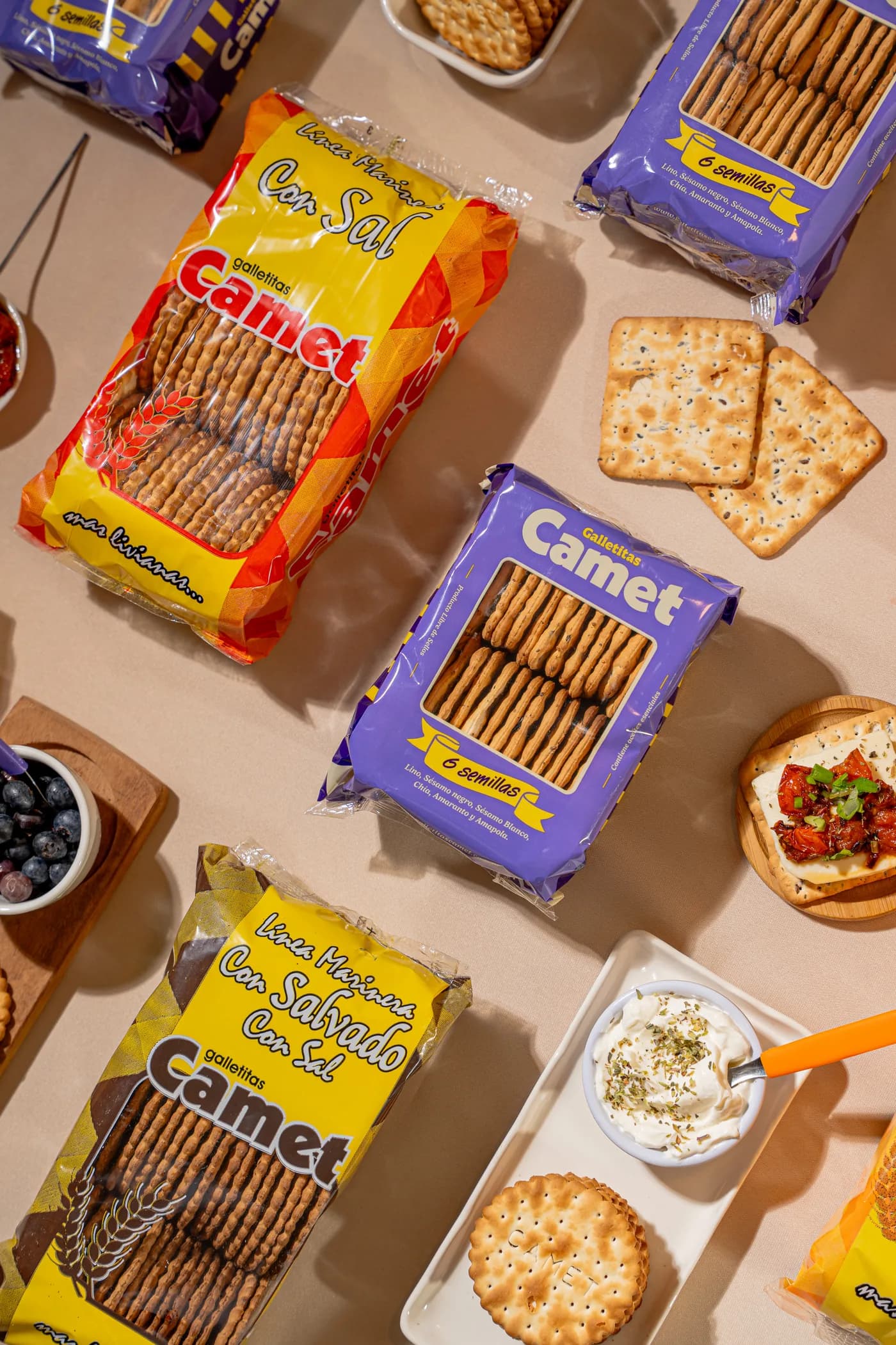 Presentación de paquetes de galletitas Camet